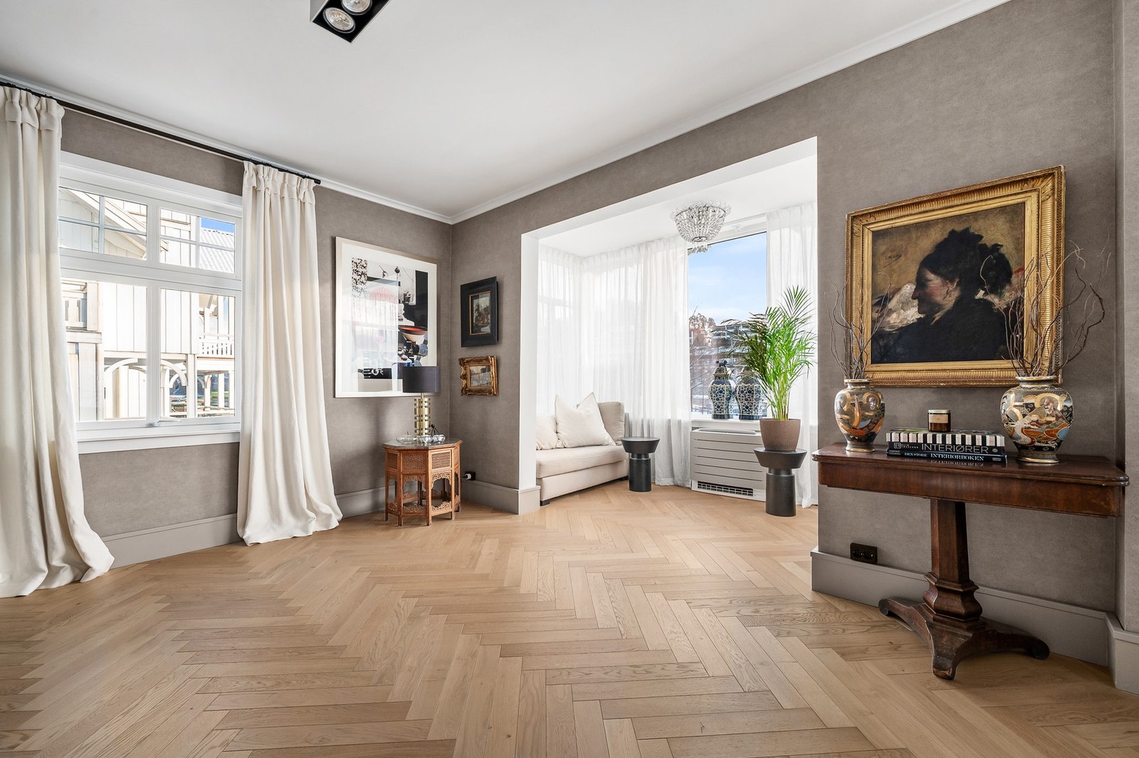 . Den inntrukne vindussonen danner en naturlig nisje som egner seg perfekt som lesekrok eller ekstra sittegruppe. Galleribilde