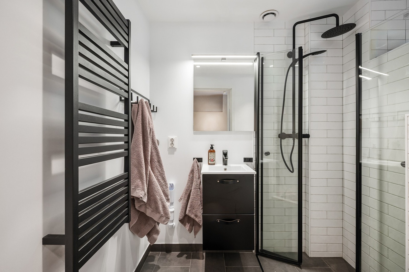 Det er opplegg for vaskemaskin og dobbel stikkontakt på vegg Galleribilde