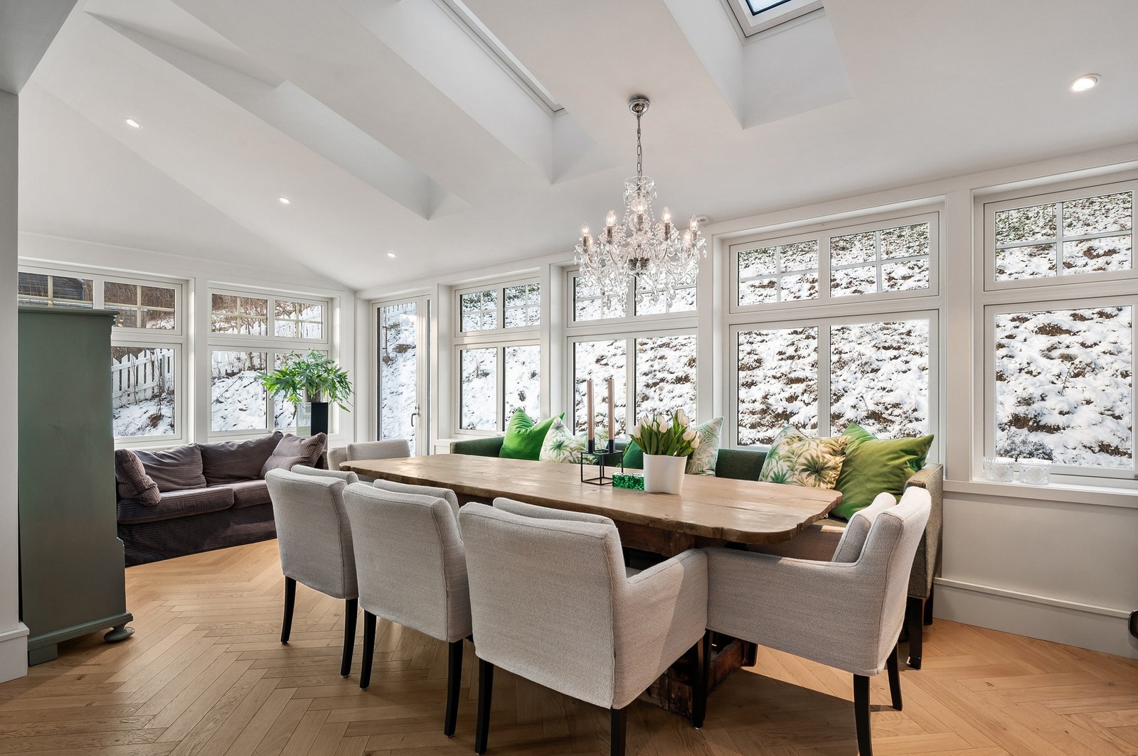 Fra spisestuen ahr du direkte adkomst til boligen uteområde - markterrasse og hage. Galleribilde