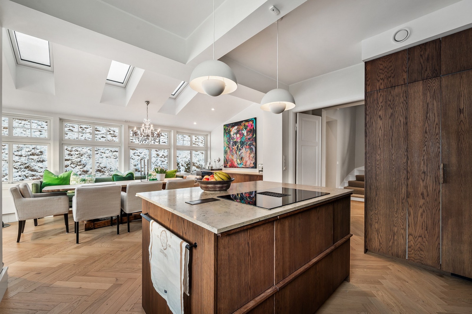 Kjøkkenøyen vender mot spisestuen og fungerer som et naturlig samlingspunkt. Galleribilde