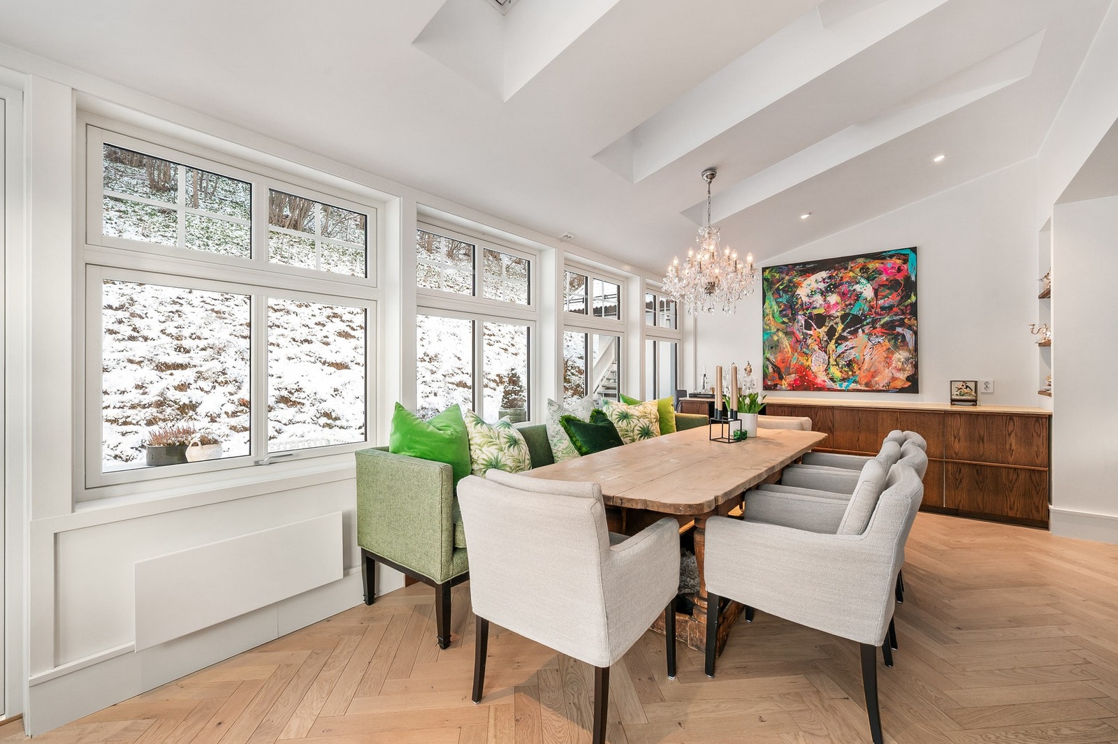 De flotte vinduene slipper inn rikelig med naturlig lysinnslip, samt som de byr på hyggelig utsyn. Galleribilde