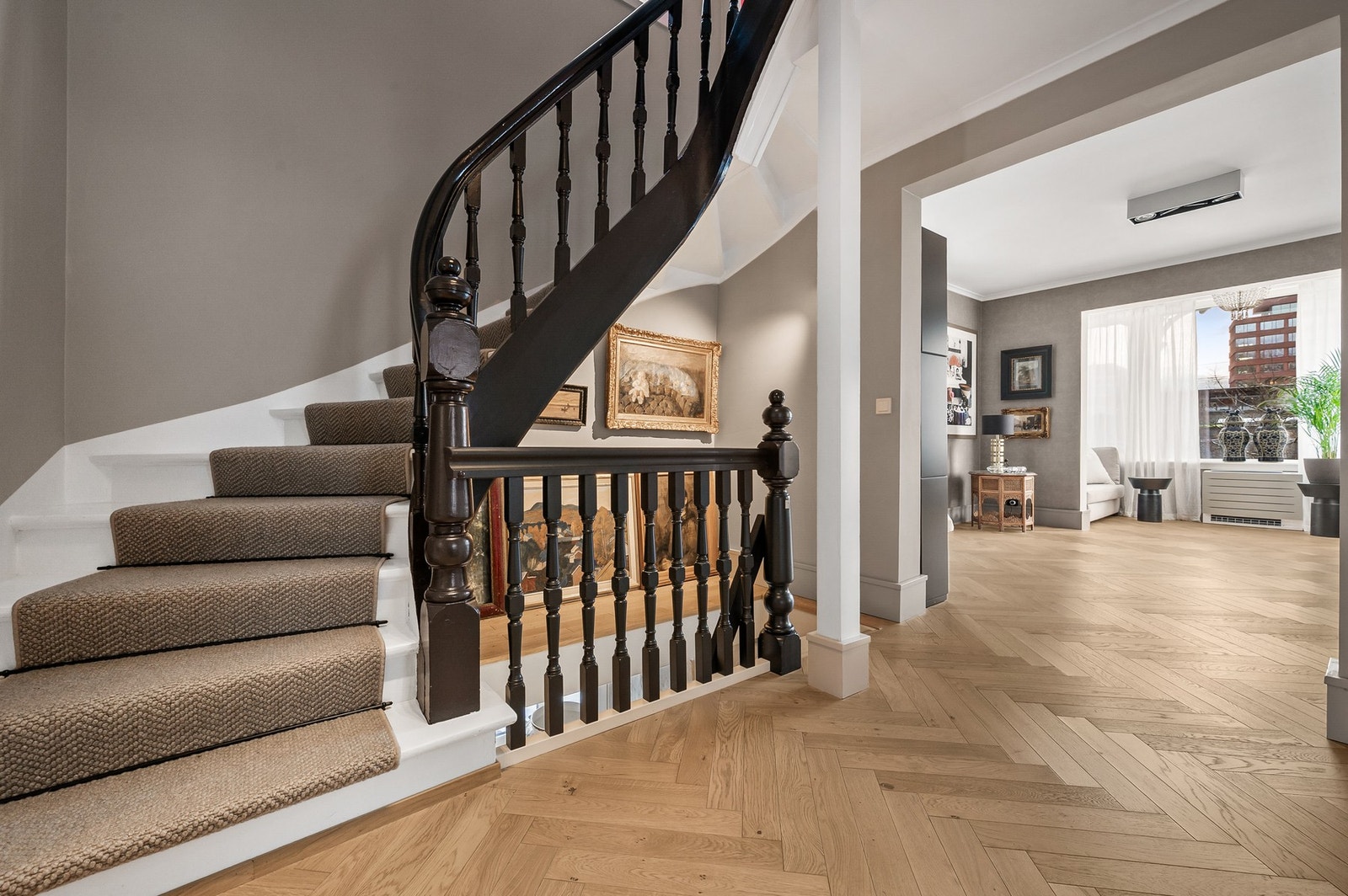 Den flotte trappen gir boligen særpreg og karakter. Galleribilde