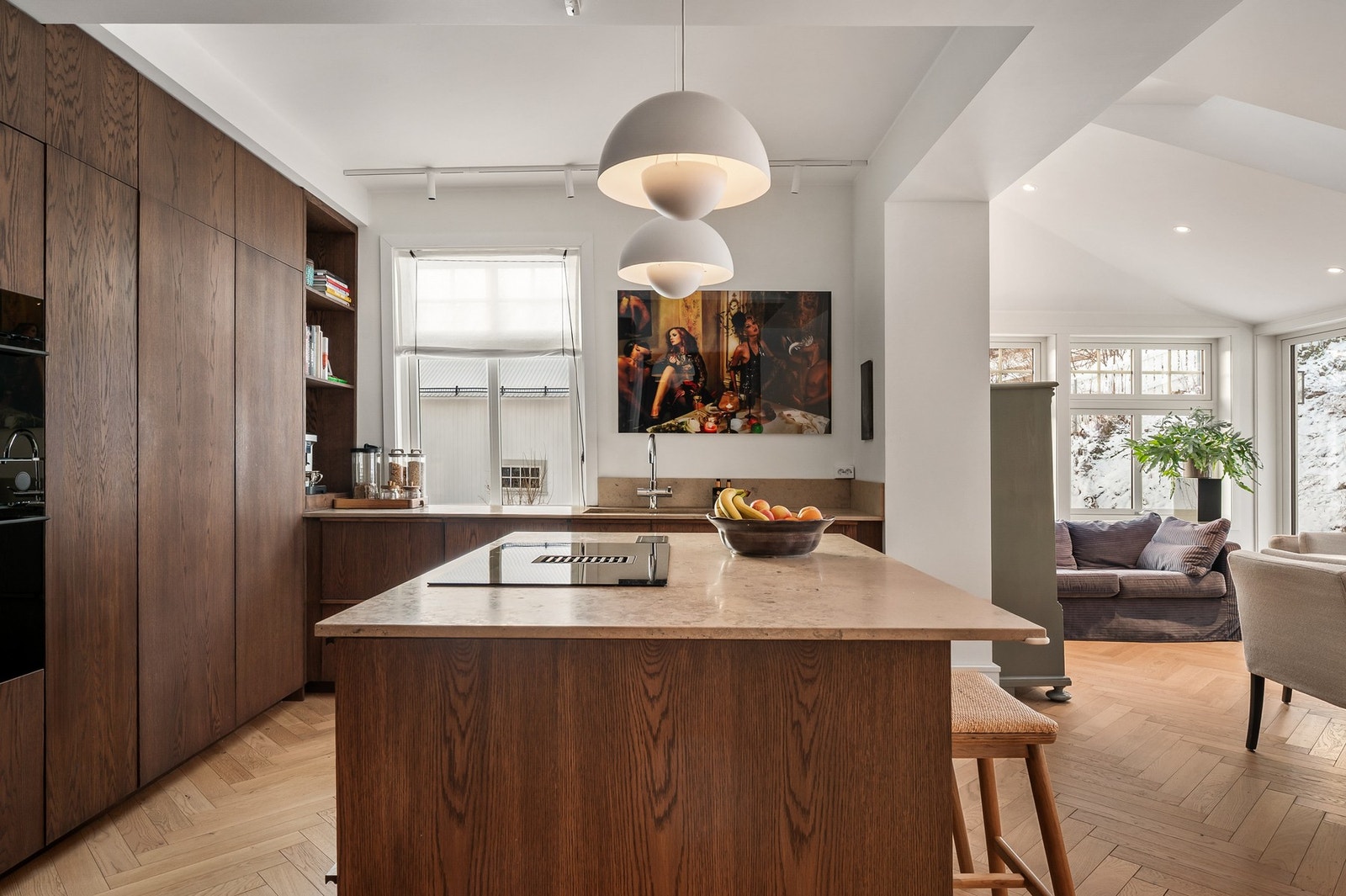 Videre er kjøkkenet utstyrt med integrert oppvaskmaskin, kjøle- og fryseskap. Galleribilde