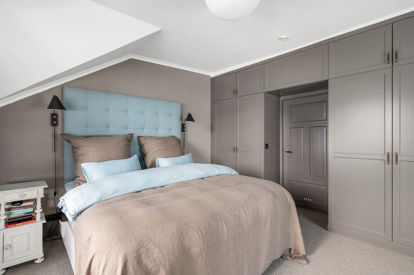 Hovedsoverommet fremstår som en lun og elegant suite med god plass til dobbeltseng og tilhørende møblement. Galleribilde