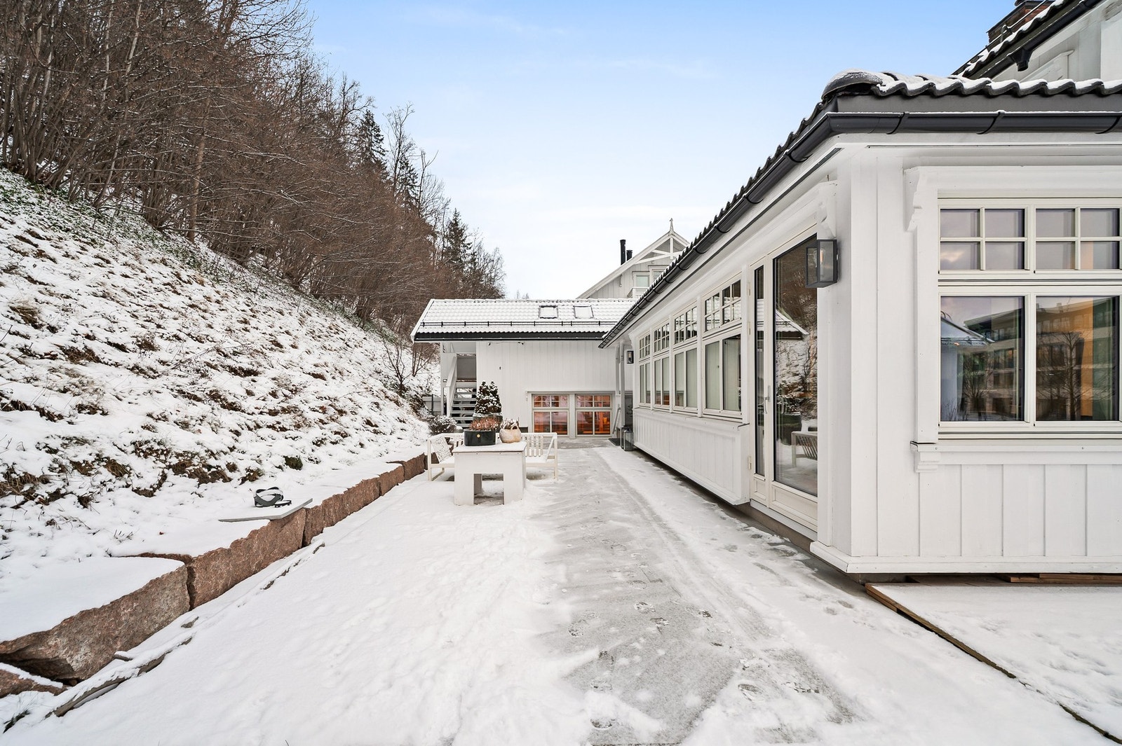 På sommerstid blir dette en fantastisk uteplass med god plass til flere sittegrupper, spisebord, grill og beplantning. Galleribilde