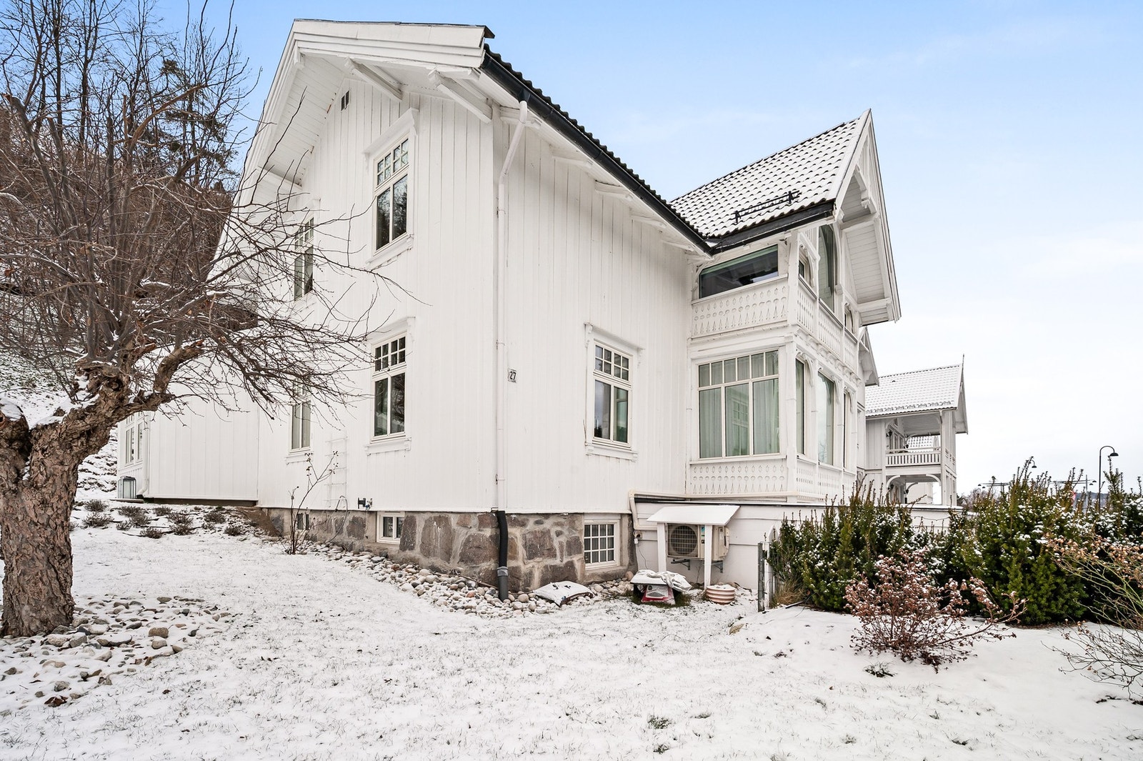 gen går over tre plan og er vesentlig oppgradert de senere år med eksklusive materialvalg, moderne løsninger og høy teknisk standard - samtidig som husets originale sjel og karakter er ivaretatt. Galleribilde