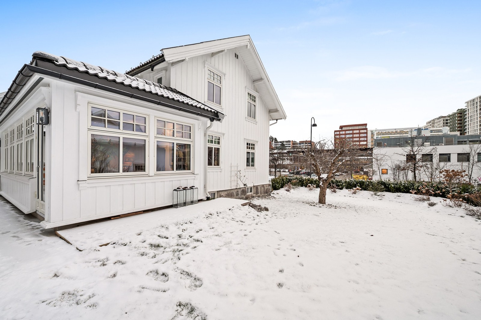 Her bor du i et sjeldent "hus i byen" - tilbaketrukket og grønt, men med Sandvika sentrum, kollektivknutepunkt, handel, kultur og fjordliv rett utenfor døren. Galleribilde