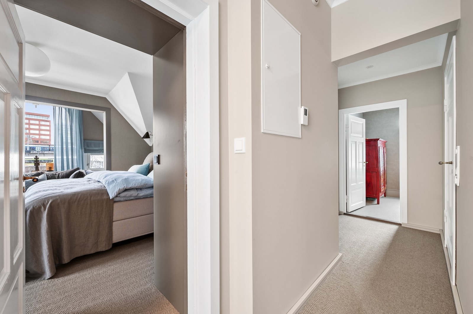 2. etasje består av tre soverom, gang, bad og separat toalettrom. Galleribilde