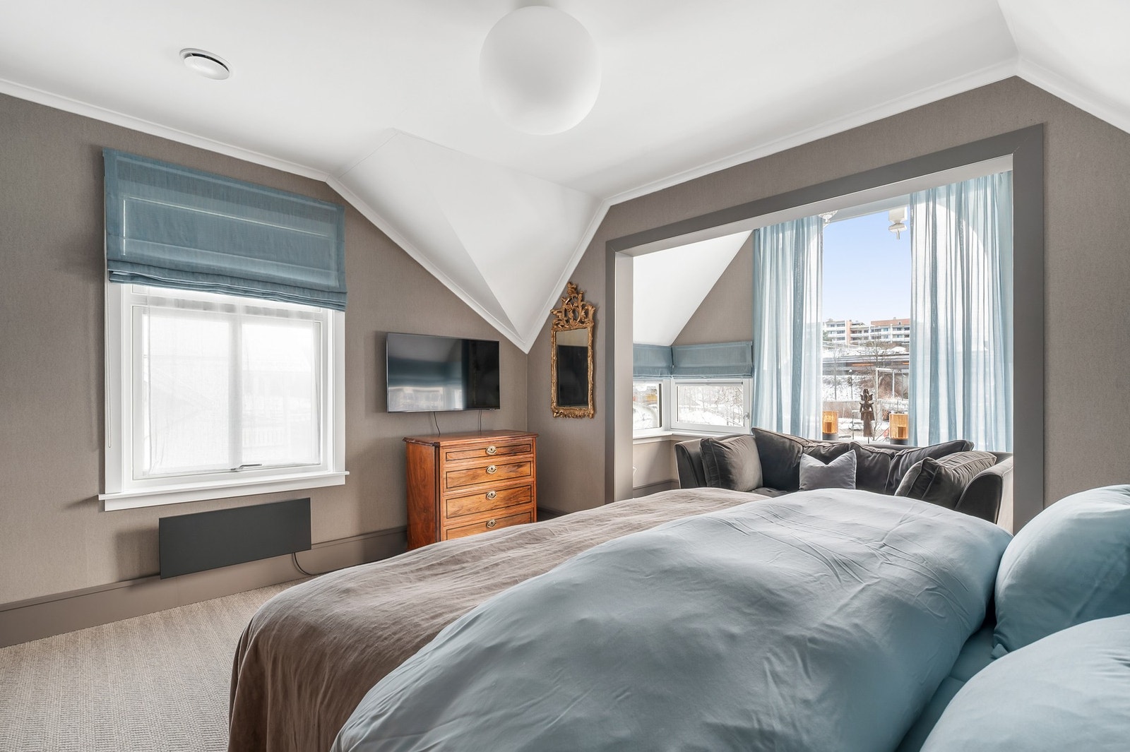 Et komfortabelt og gjennomført hovedsoverom som gir en god følelse av ro og privatliv Galleribilde