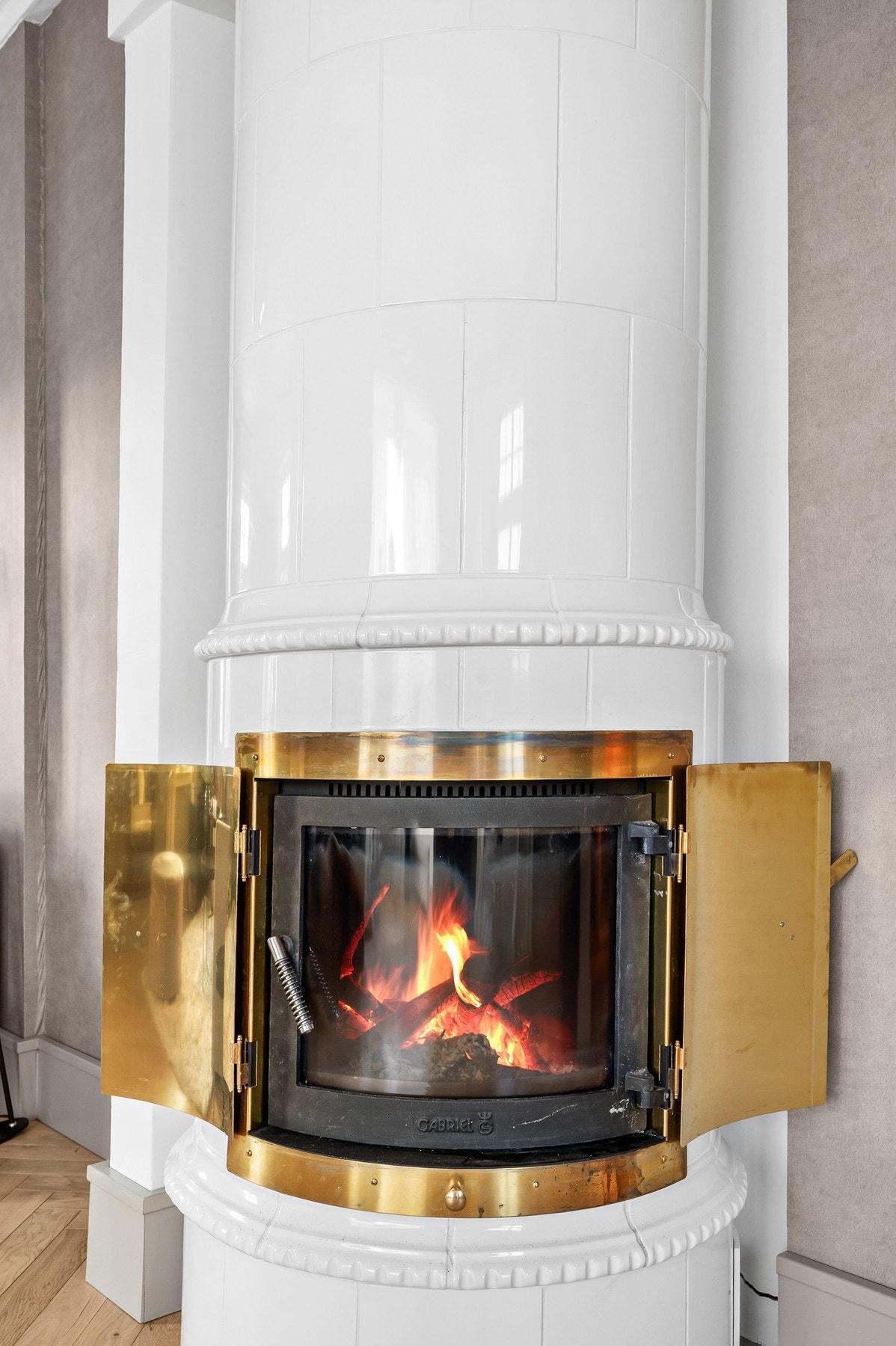 Den vakre kakkelovnen fungerer som et naturlig blikkfang og bidrar med både varme og stemning på kjølige dager. Kakkelovn og pipeløp ble rehabilitert i 2022. Galleribilde