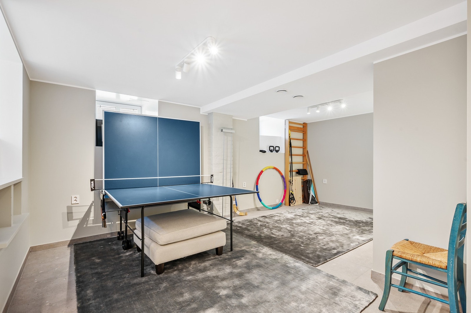 Romslig og innbydende kjellerstue med god takhøyde og flere vinduer som slipper inn rikelig med dagslys. Egen utgangsdør. Galleribilde