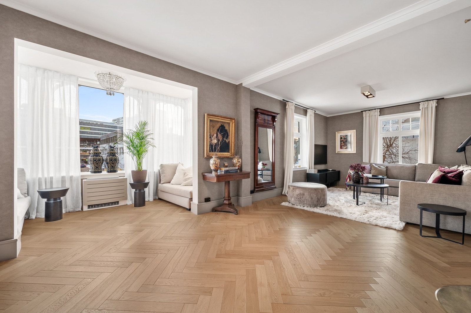 Stuen er et av boligens virkelige høydepunkt - romslig, elegant og med en helt egen atmosfære. Galleribilde