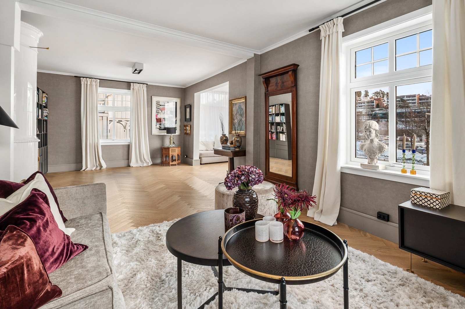 Stue med fiskebensparkett og store vindusfl Galleribilde