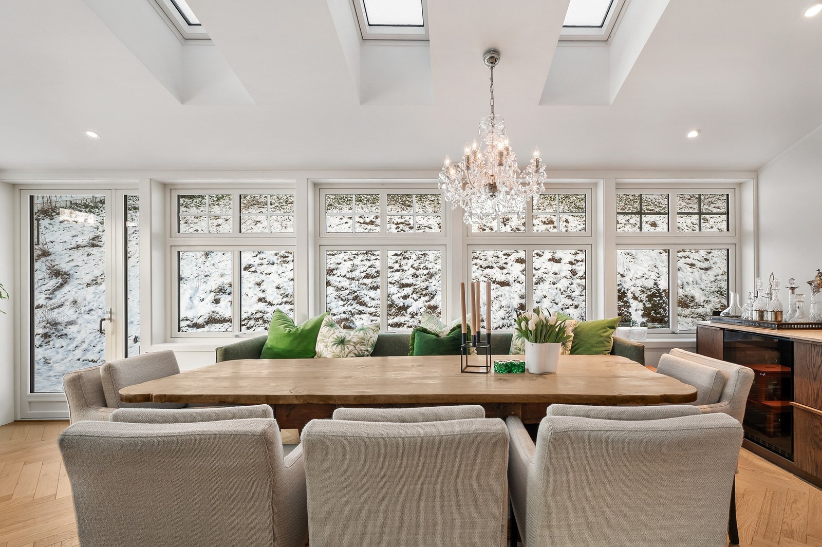 Spisestue og kjøkken sammen fungerer som et innbydende allrom. Galleribilde