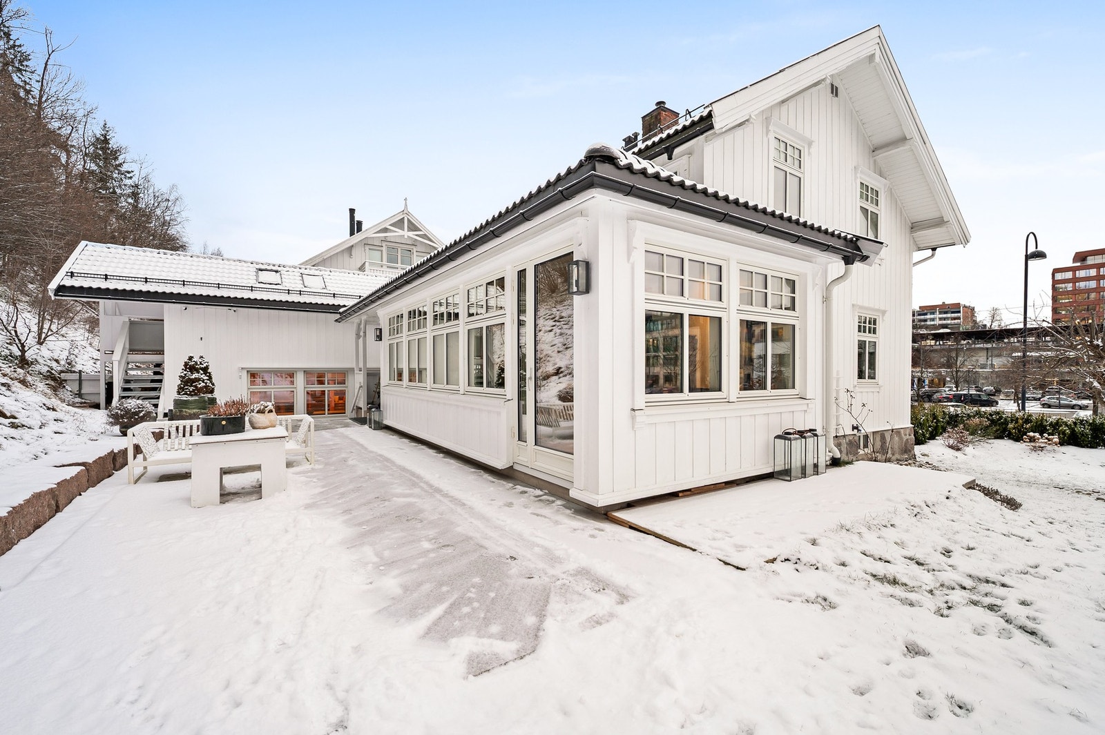 Terrassen har svært gode solforhold med sol store deler av dagen og helt frem til ca. kl. 18. Galleribilde