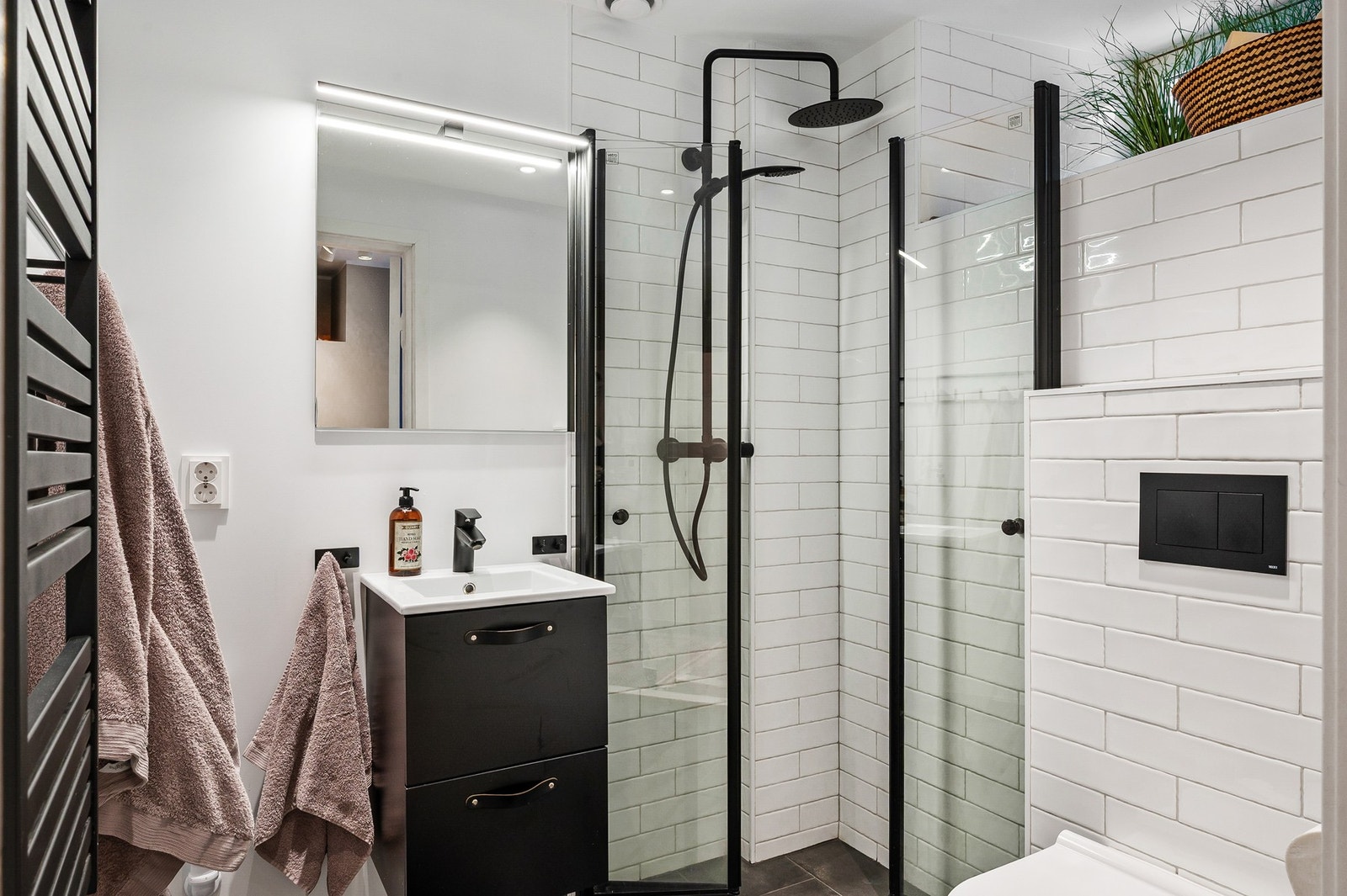 Delikat baderom fra 2022 med moderne uttrykk og praktiske løsninger. Galleribilde