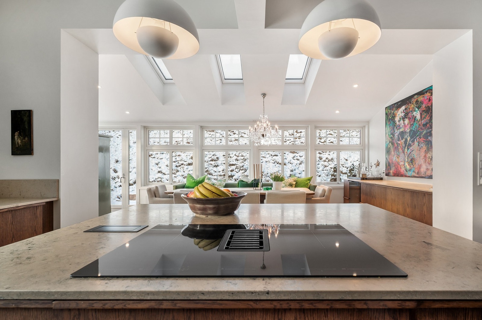 Ekstra bred induksjonstopp med integrert ventilator - en elegant og effektiv løsning som gir god arbeidsflate og et ryddig uttrykk på kjøkkenøya. Galleribilde