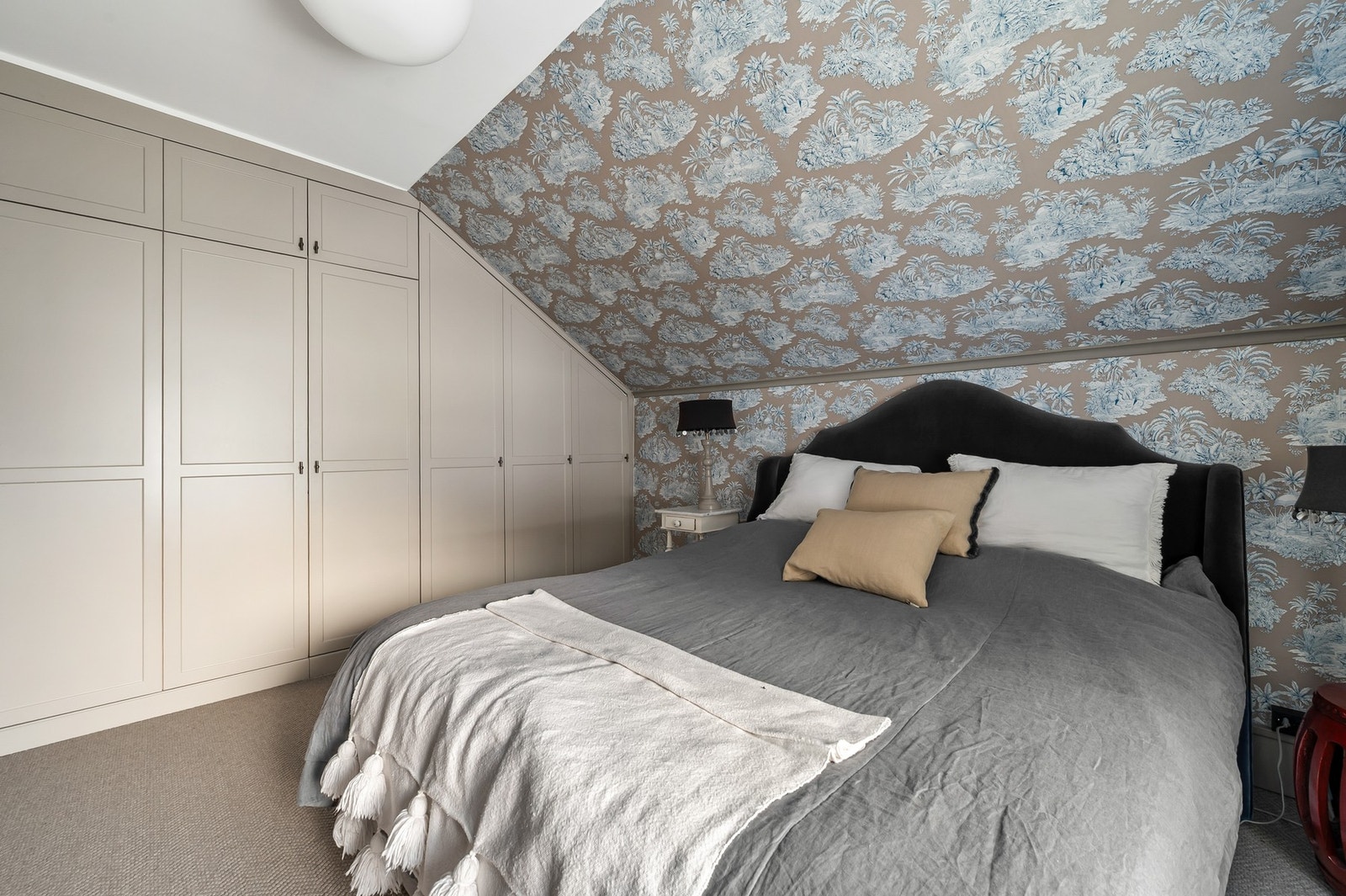 Plassbygde garderobeskap byr på rikelig med oppbevaringsplass. Galleribilde