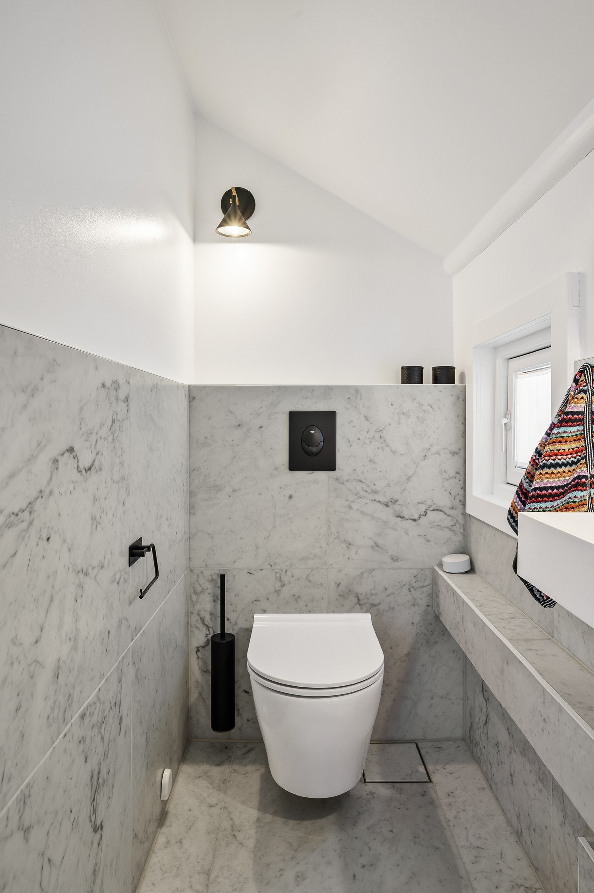 Praktisk og stilrent toalettrom med flislagt gulv med gulvvarme. Galleribilde