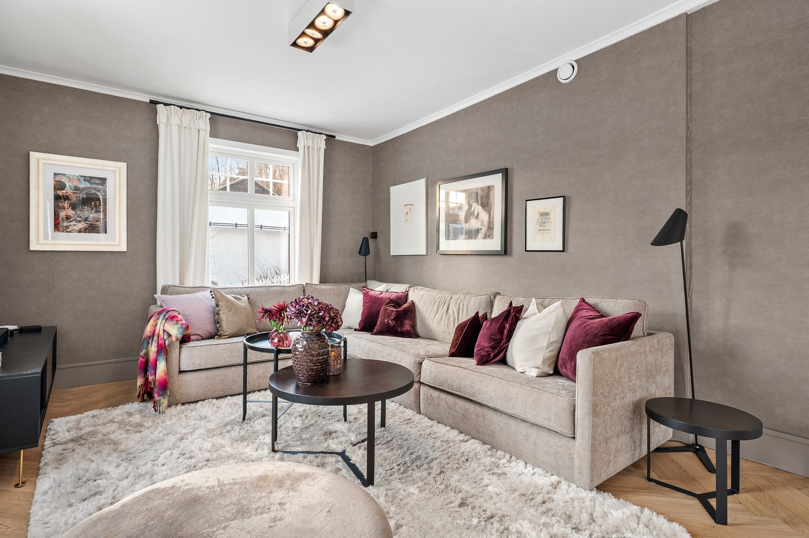 Stuen har god plass til flere møbleringssoner og passer like godt til hyggelige hverdager som til sosiale sammenkomster. Galleribilde