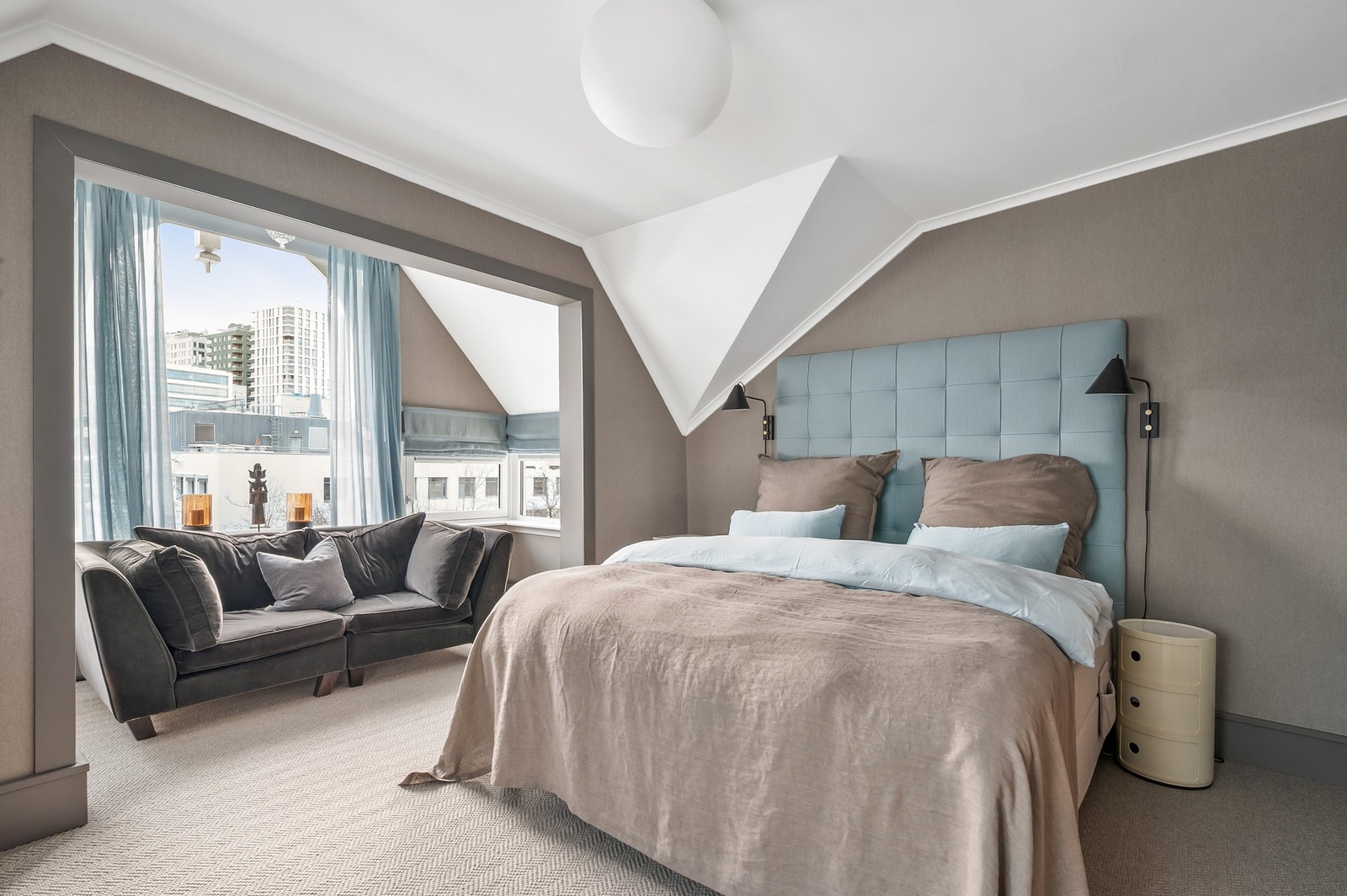 I tilknytning til soverommet er det en hyggelig nisje som egner seg perfekt som sitteplass, lesekrok eller privat tv-stue. Galleribilde