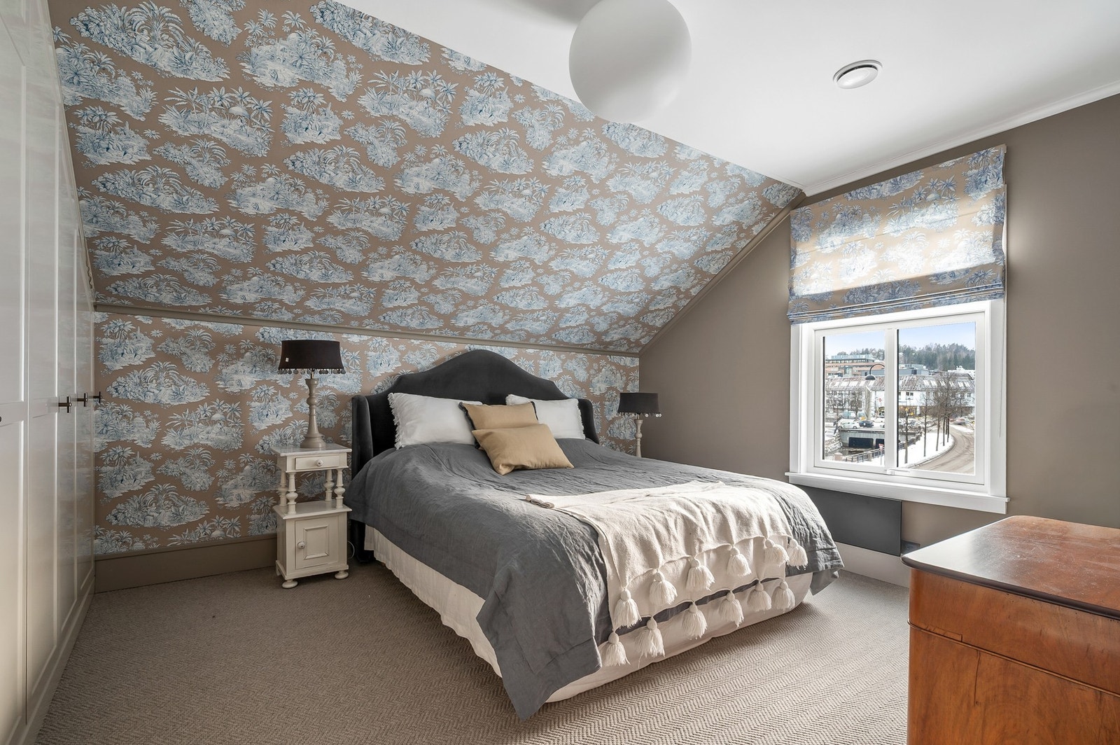 Soverom 2. Her er det god plass til dobbeltseng og tilhørende møblement. Galleribilde