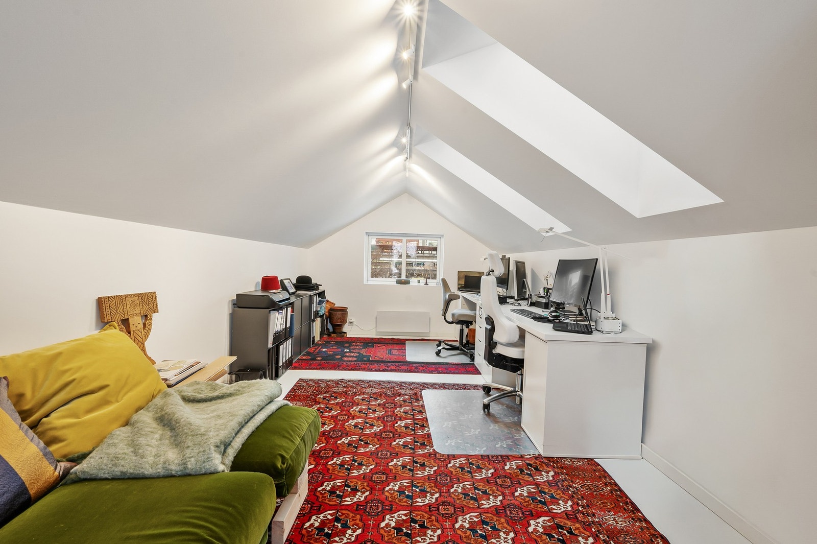 Anneks - Loftetasjen i annekset benyttes i dag som kontor/stue og fremstår som et trivelig og avskjermet rom. Galleribilde