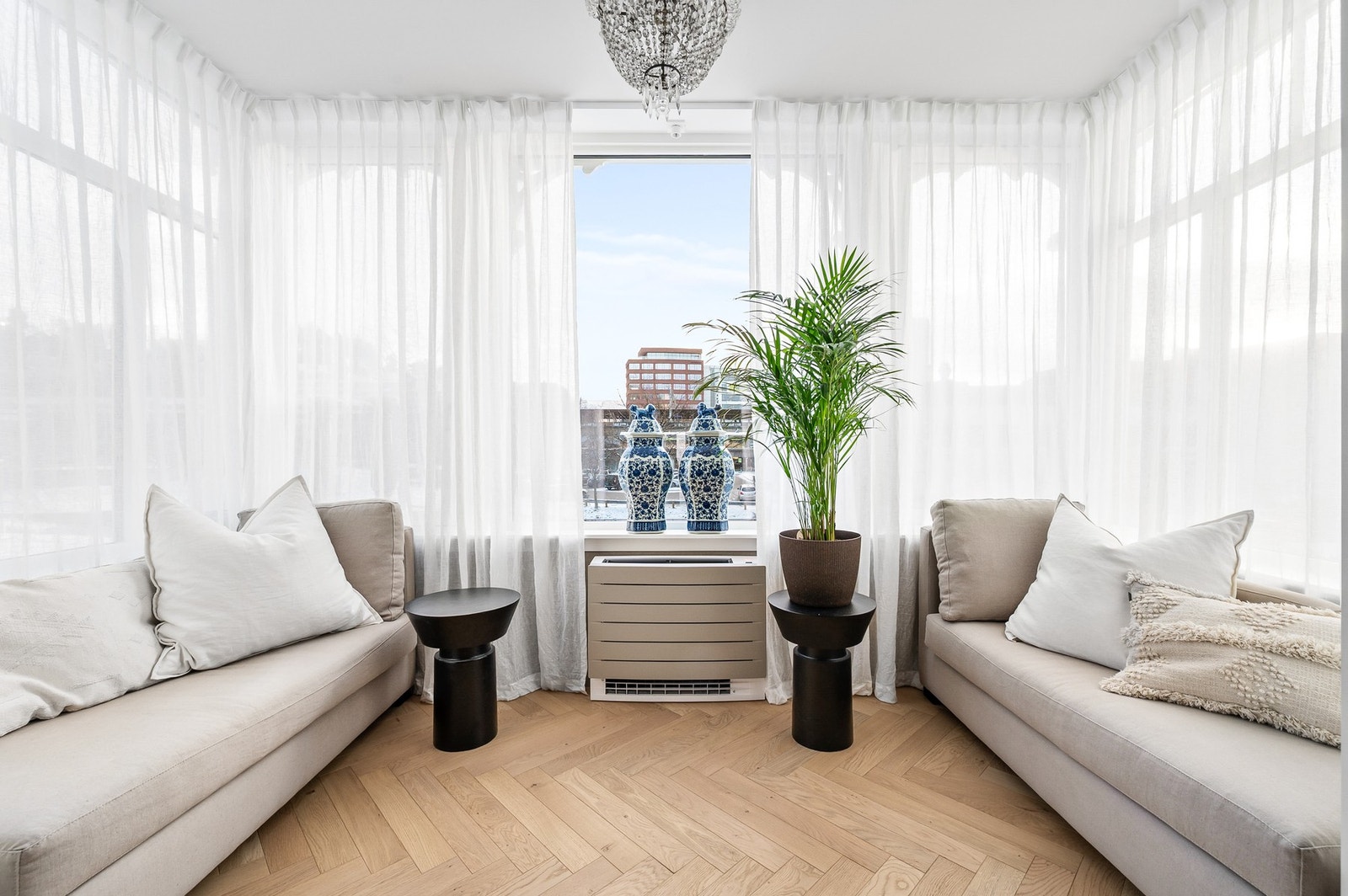 Store vindusflater slipper rikelig med naturlig lys inn og gir samtidig flott utsikt mot Engervannet, noe som tilfører rommet både ro og særpreg. Galleribilde