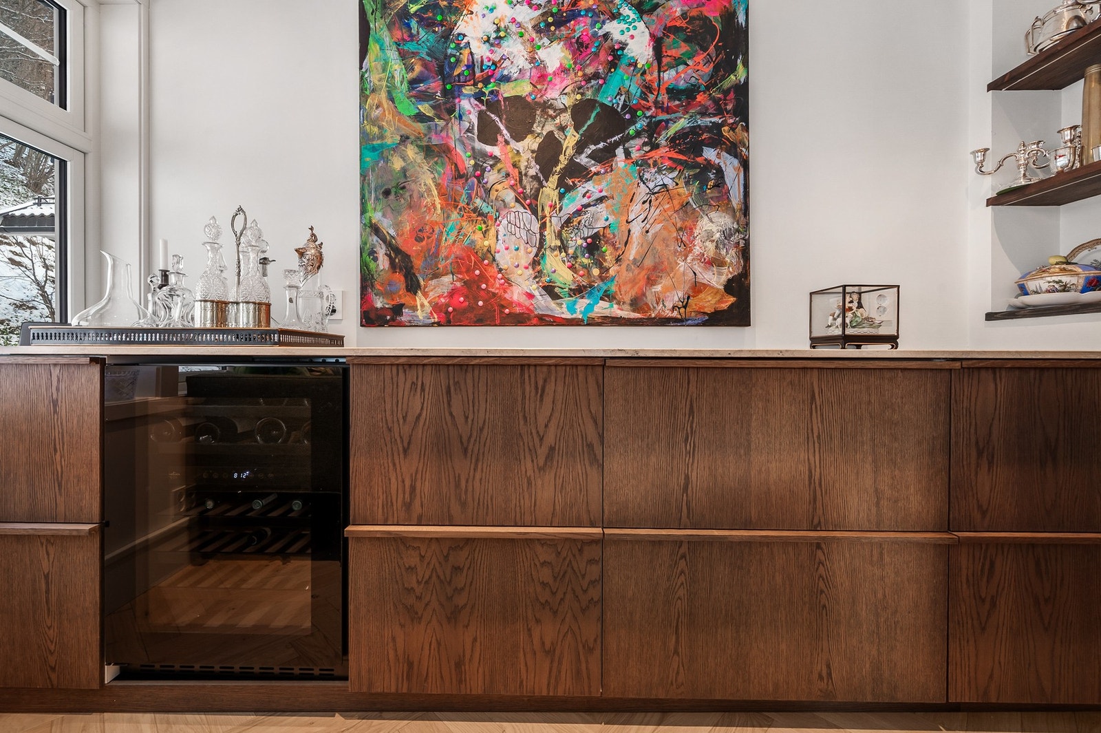 Innebygget vinskap i benk ved spisestuen. Galleribilde