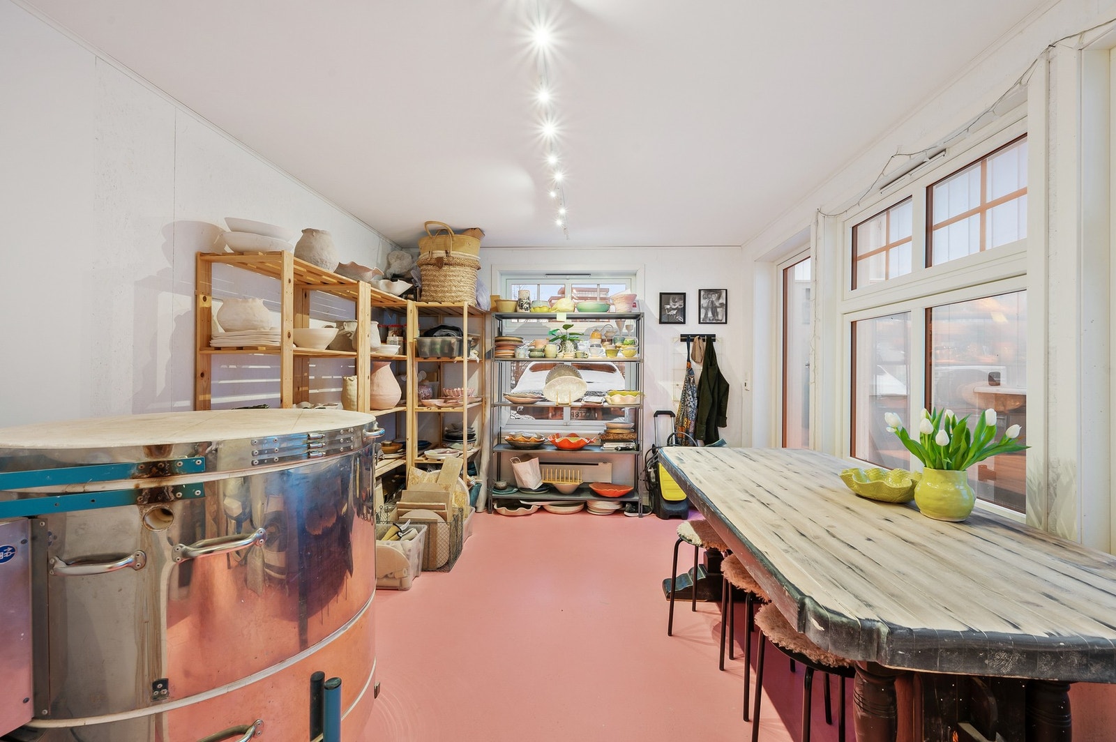 Anneks - I første etasje finner man et romslig og lyst verksteds-/arbeidsrom med god takhøyde og rikelig med dagslys fra vinduer. Galleribilde