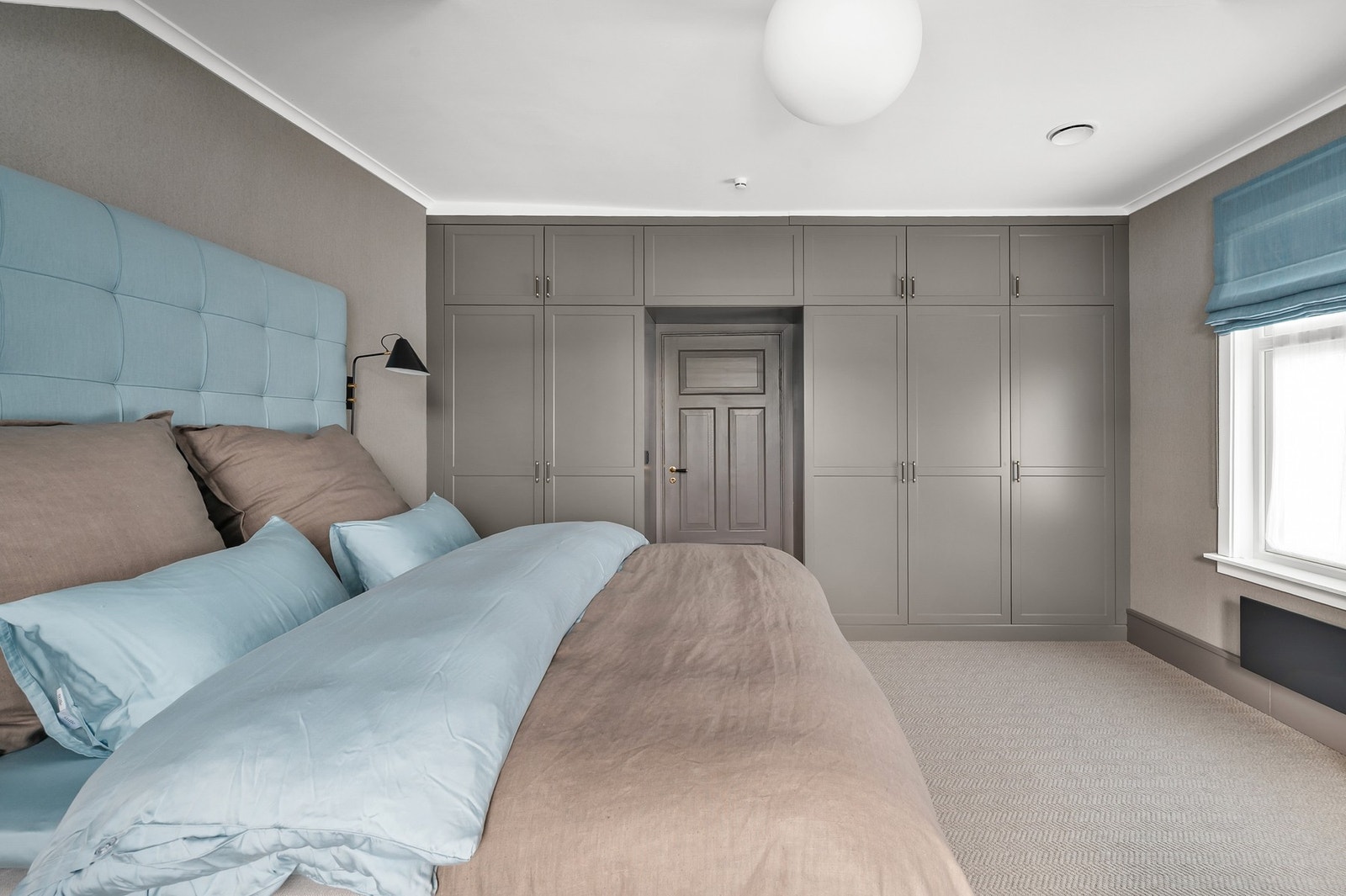 Langs den ene veggen er det etablert plassbygde garderobeskap med svært gode oppbevaringsløsninger, som gir et ryddig og helhetlig uttrykk. Galleribilde