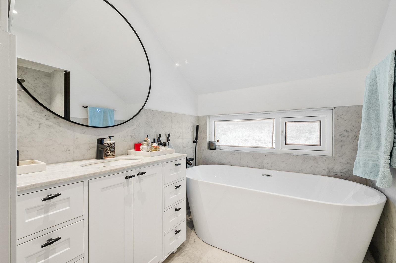 Det elegante badekaret gir en lun og spa-inspirert følelse. Galleribilde