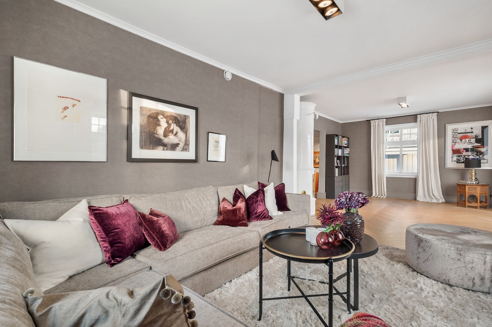 Stue med downlights i taket og parkett på gulvet Galleribilde