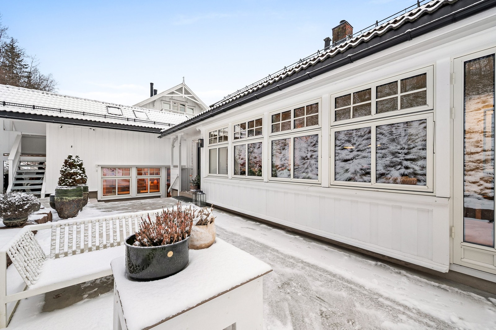 Den skjermede beliggenheten gir en privat og rolig ramme rundt uteområdet, og terrassen fungerer som en naturlig forlengelse av oppholdsrommene. Galleribilde