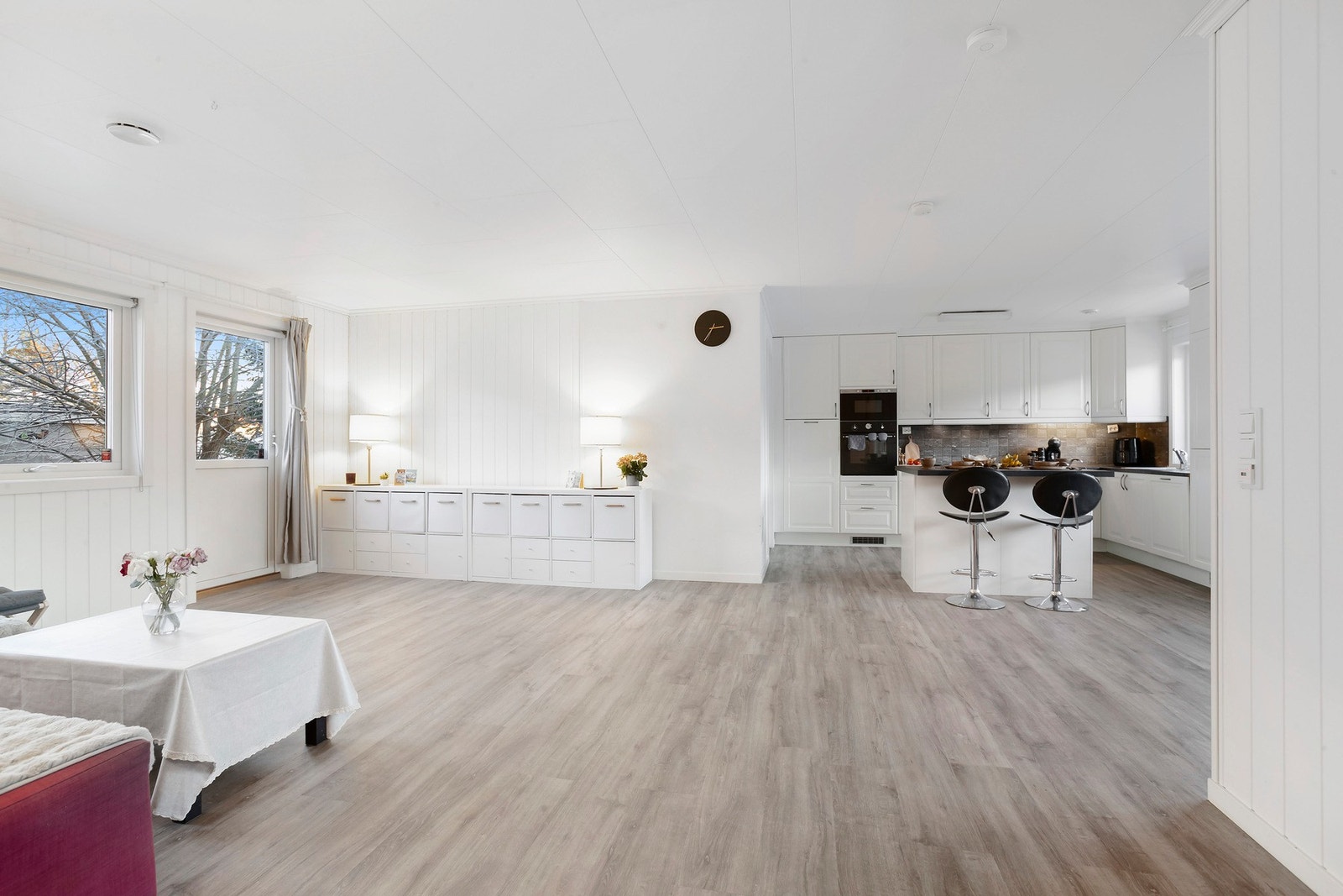 Stort lyst kjøkken med øyløsning Galleribilde