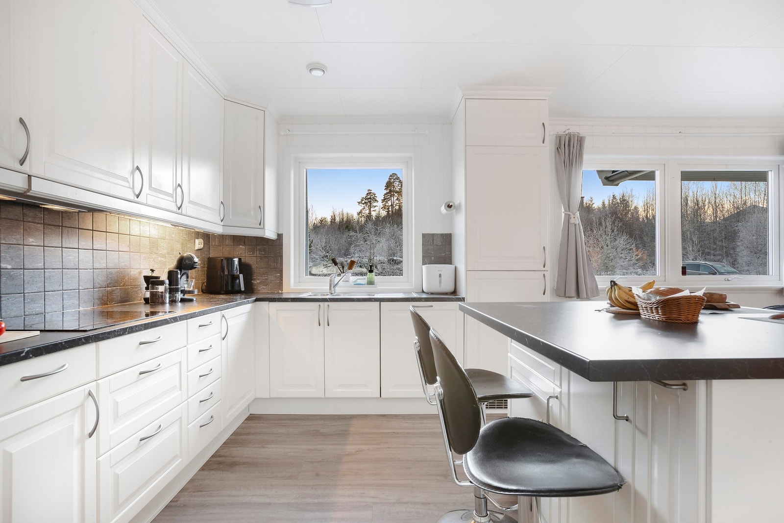 Rikelig med skap og benkeplass Galleribilde