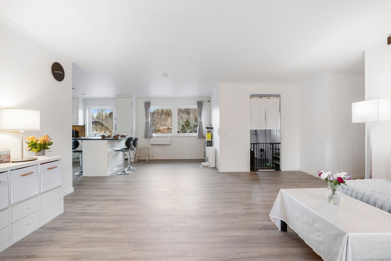 Varm og romslig stue i åpen løsning med kjøkkenet Galleribilde