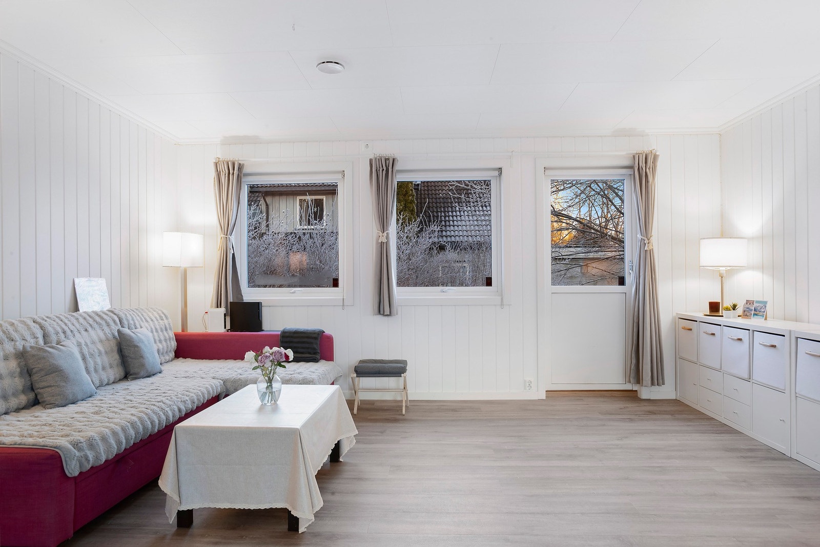 Utgang til hage og markterrasse.Skjermet og fredelig. Galleribilde