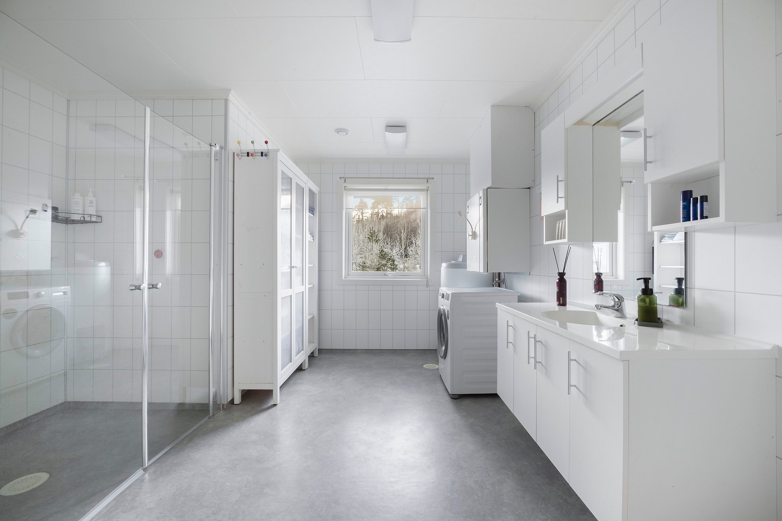 Stort bad med opplegg for vaskemaskin og tørketrommel Galleribilde