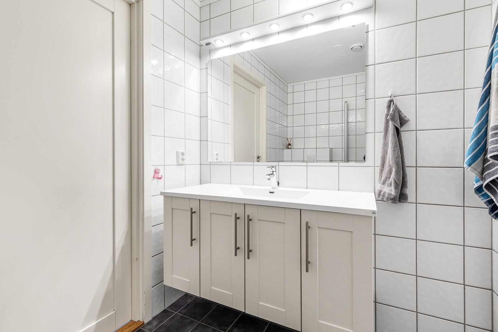 Rommet har innredning med nedfelt servant, veggmontert toalett og dusjvegger/hjørne Galleribilde