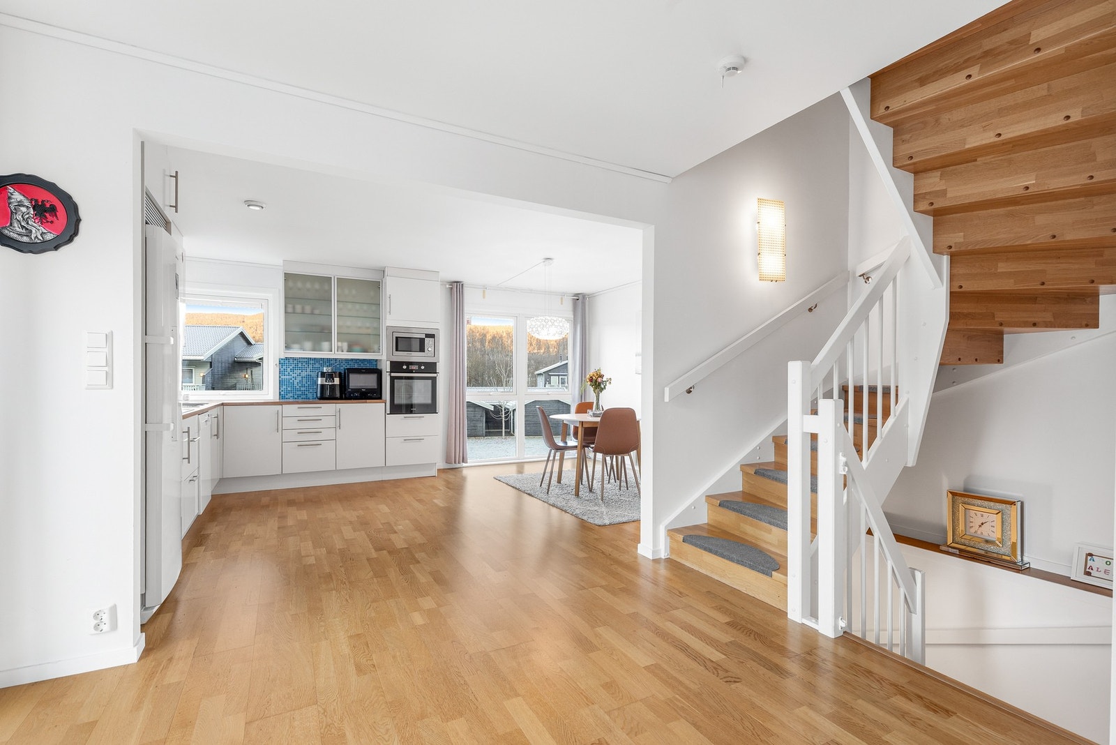 Kjøkkeninnredning med glatte fronter og benkeplate av laminat Galleribilde