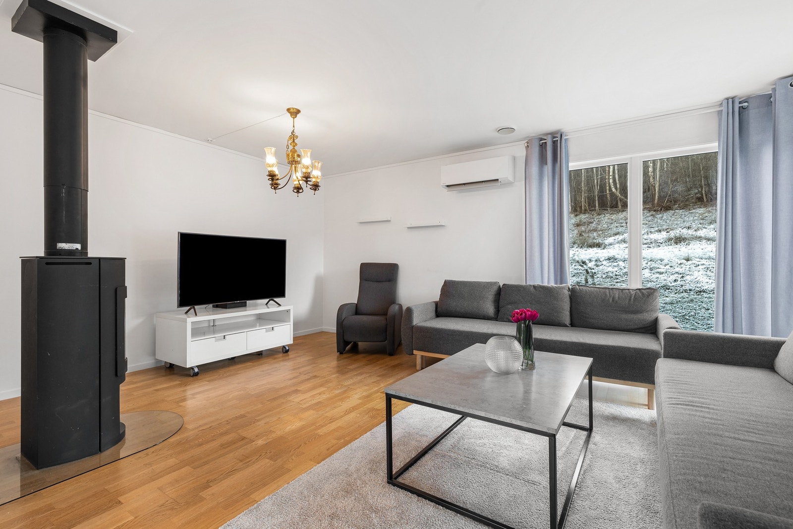 I stueområdet er det montert en moderne peisovn, samt varmepumpe som gir god komfort på kaldere dager Galleribilde