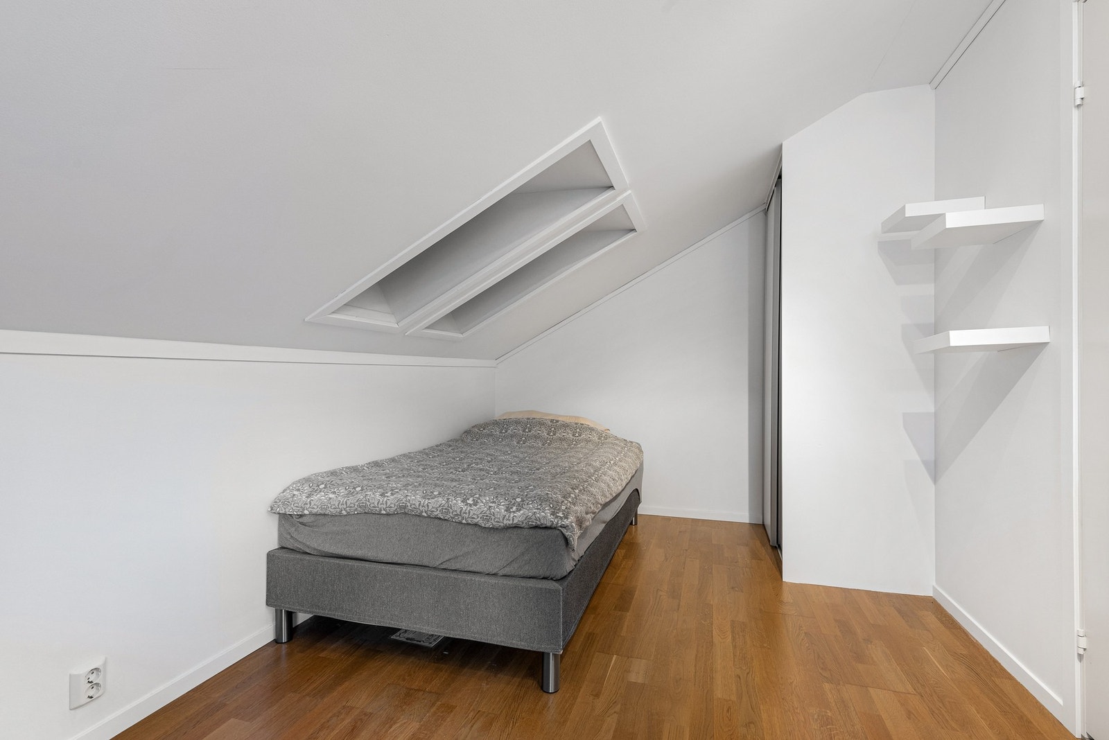 Boligen har totalt fire soverom, hvorav to er beliggende i 2. etasje Galleribilde