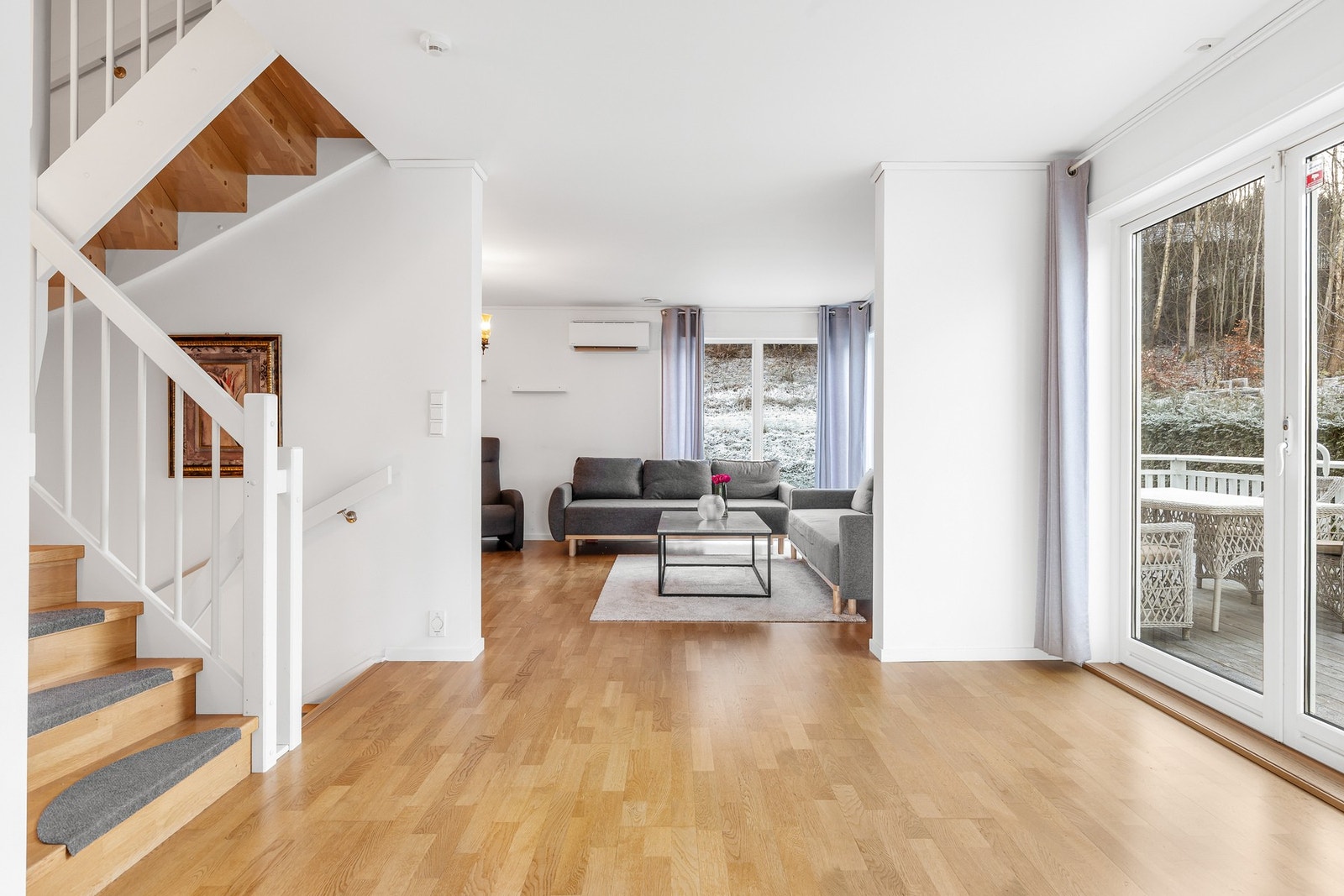 Det er rikelig med plass til sofa, TV-møblement og spisegruppe Galleribilde