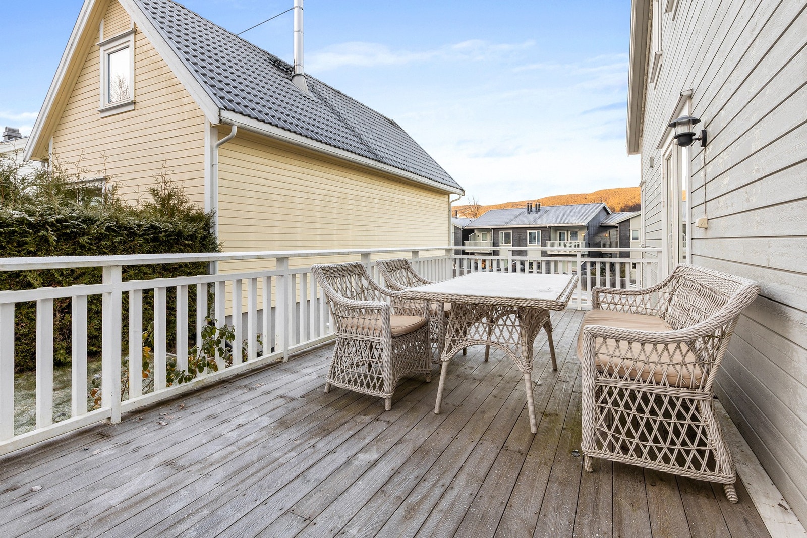 Fra gangen er det adkomst til vestvendt terrasse på 19 kvm og videre tilgang til hage Galleribilde