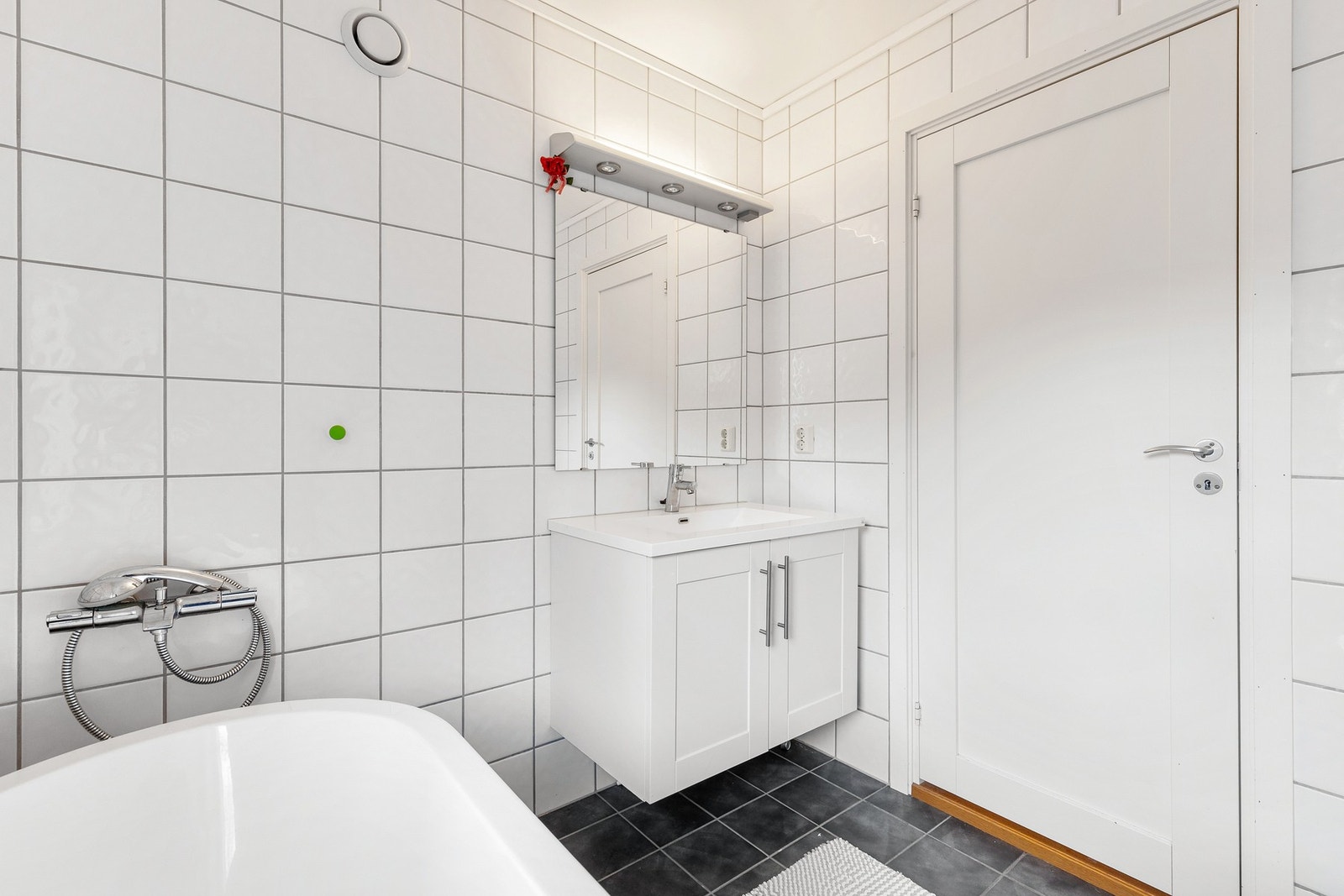 Rommet er innredet med servantinnredning, badekar og vegghengt toalett Galleribilde