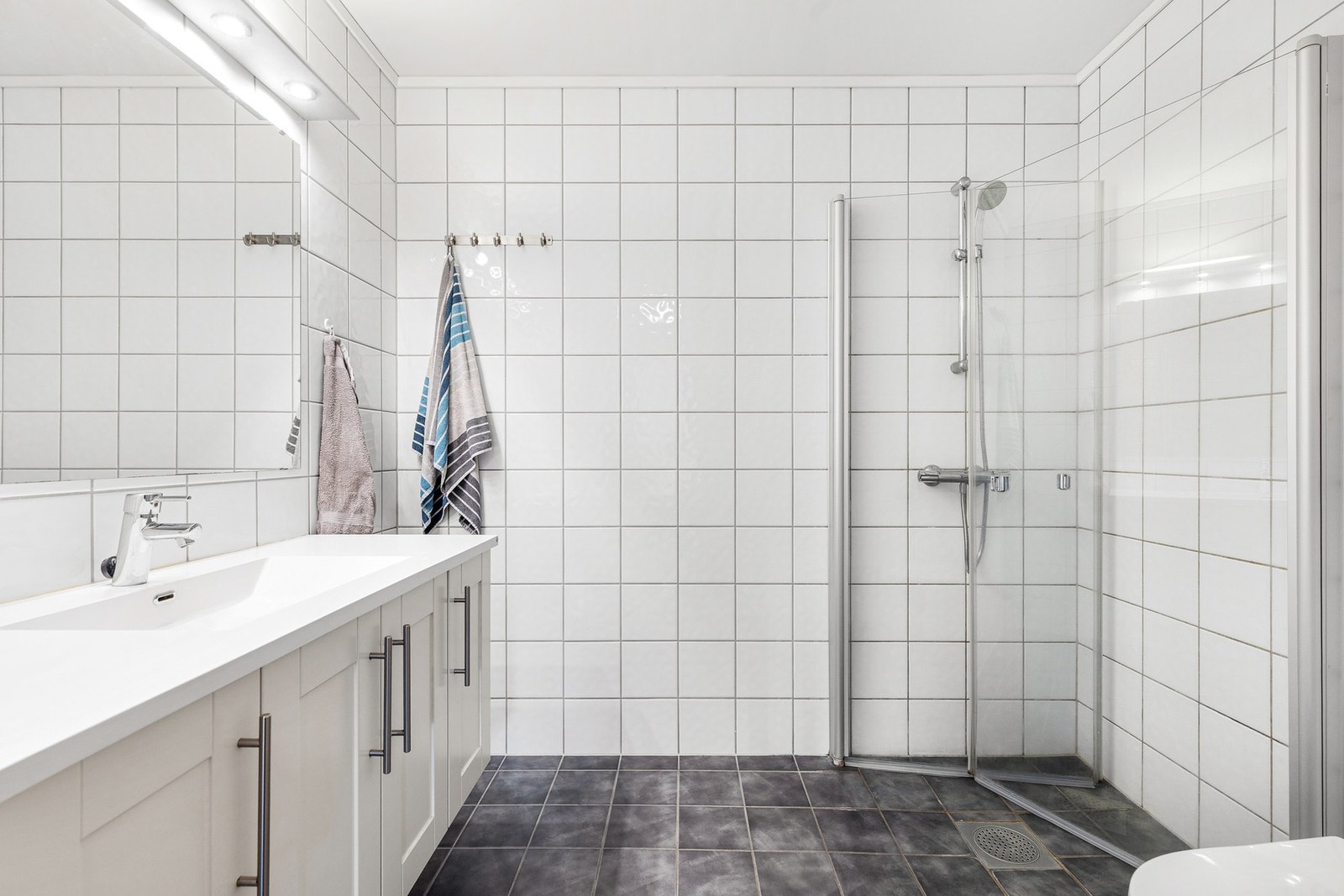 Helfliset bad med gulvvarme og malt himling Galleribilde