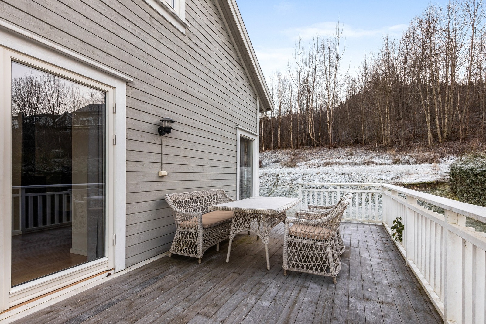 Terrassen er oppført i trekonstruksjon og har rekkverk med stående bord Galleribilde