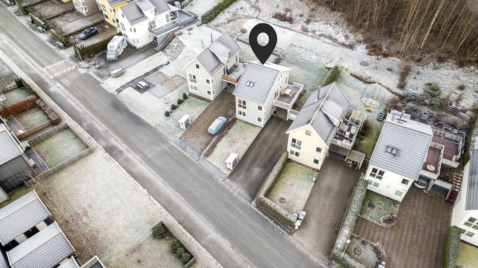 Området rundt er svært rolig og stille med hovedvekt av eneboliger og leiligheter Galleribilde