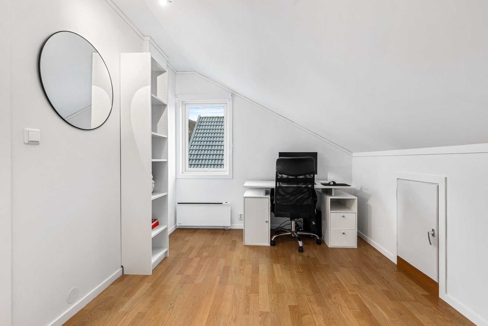 Begge rommene har fin plass til seng, garderobe og øvrig møblement Galleribilde